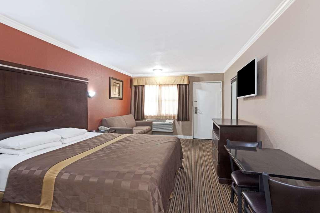 Travelodge By Wyndham Whittier Habitación foto
