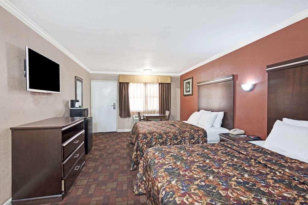 Travelodge By Wyndham Whittier Habitación foto