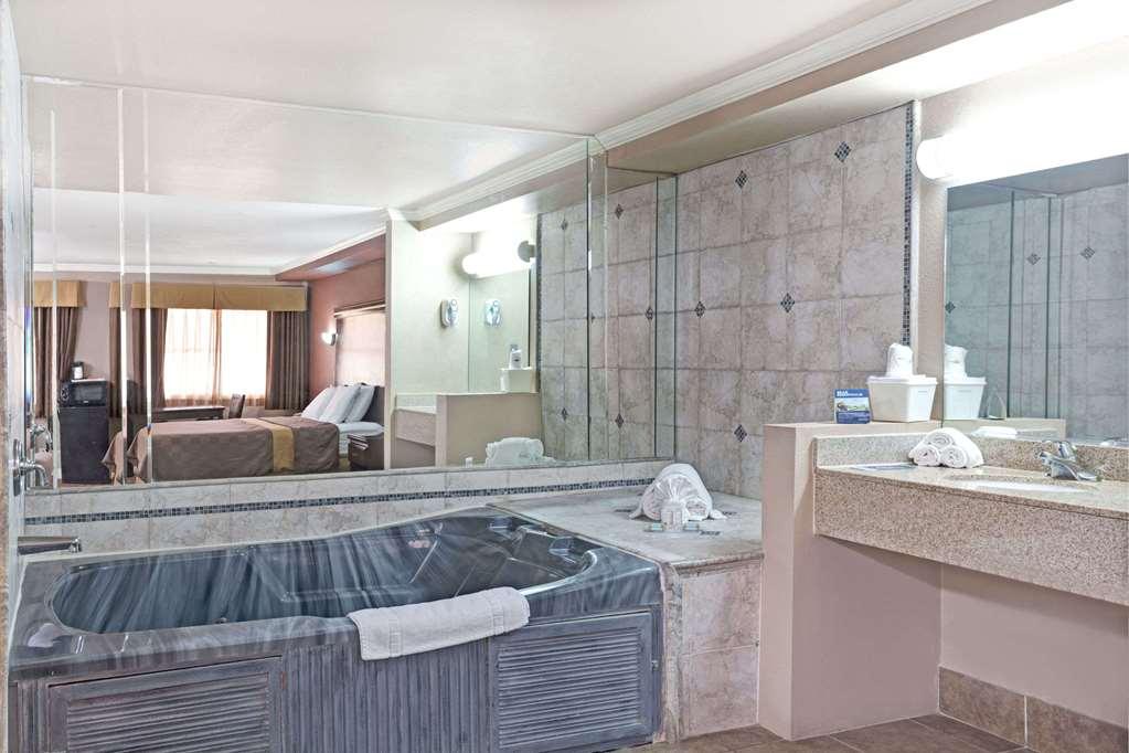 Travelodge By Wyndham Whittier Habitación foto